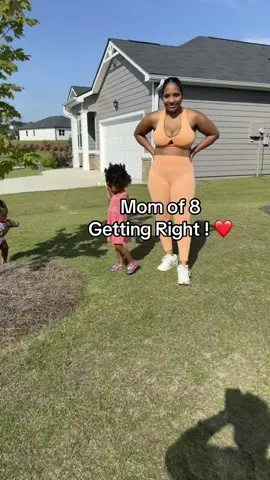 “I have to make sure the babies see the hard work and joy! What they see is what they’ll be!” @100) 😉❤️ BUT seriously LOVING my @fabletics peach color!! #fableticspartner #fabletics #fitmom #momof8 #motherhood #mommy #mentalhealthadvocate #healthylifestyle #blackmoms #SelfCare #softlife #gettinginshape #postpartumfitness #bigfamilylife #healthymom