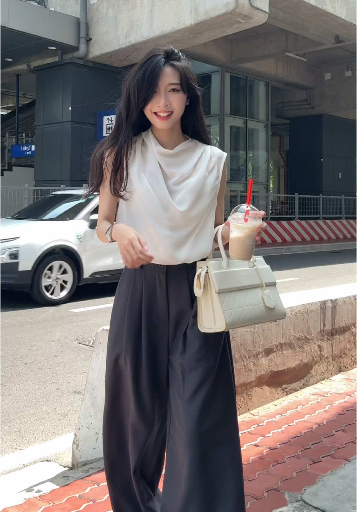 Xinh cỡ này luôn í các nàng ơi, năng lượng tràn ngập khắp outfit luôn í mặc dù là đồ công sở, bạn nghĩ sao về một cô nàng công sở năng động 🔥 Up mood cho một ngày mới tràn đầy năng lượng, chàng trai nào cũng sẽ bị thu hút bởi năng lượng tích cực từ các cô gái nên hãy thoải mái và yêu đời lên nhé #quansuong #streetwear #upmood #trending #docongsothietke #nangluongtichcuc💪🍀 