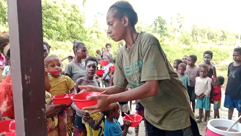 Terimakasih Bpk Pastor paroki, telah membagikan bubur kacang hijo untuk anak-anak sekami, kami yang di pedalaman. #pedalamanpapua#anaksekami#katolikindonesia#fyppppppppppppppppppppppp#iypシ 