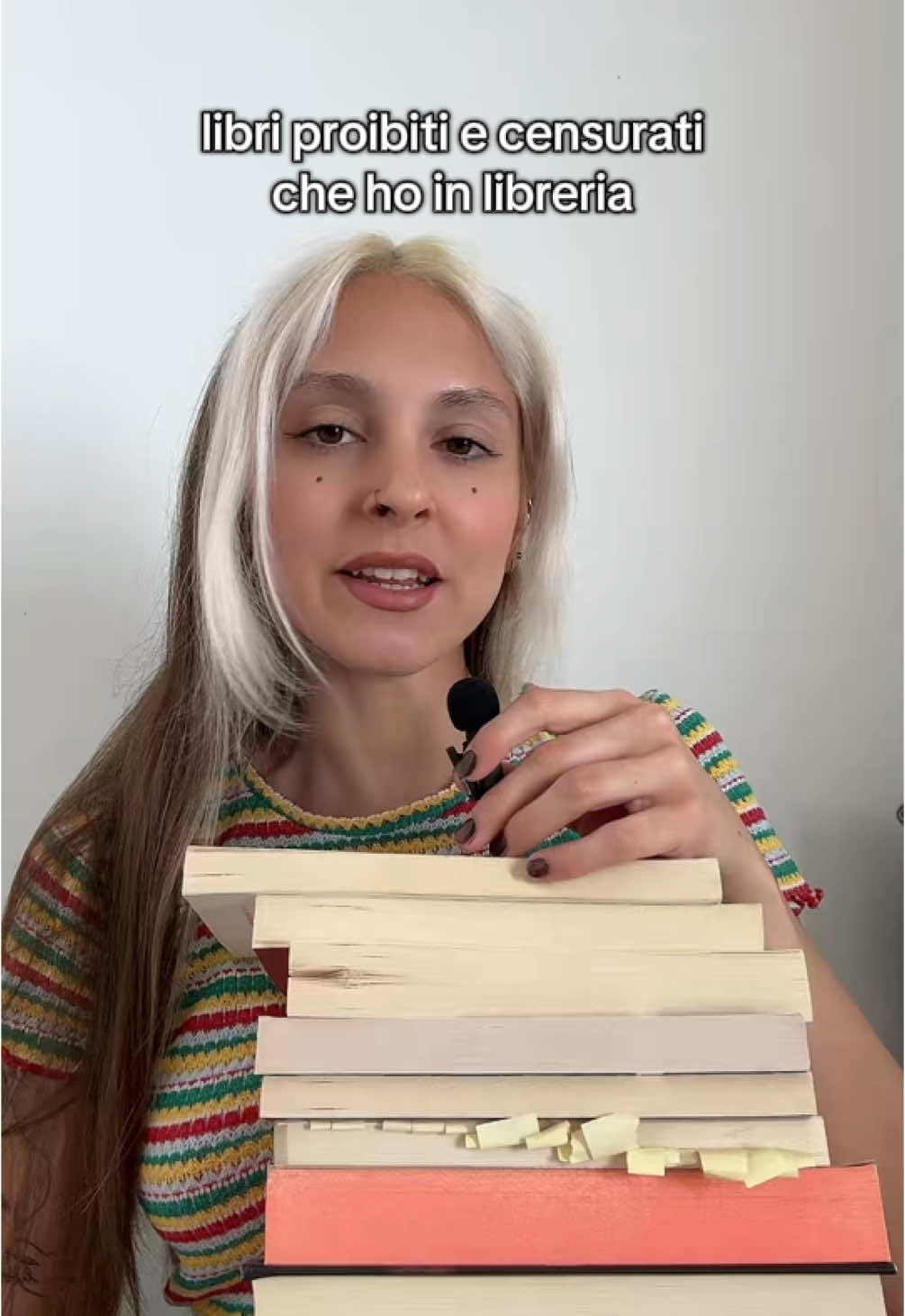 Vi immaginate un mondo in cui ci viene impedito di leggere? Non sforzate troppo la fantasia perché è quello in cui viviamo🥲 proteggiamo l’arte e la cultura, sempre 📚 #booktokitalia #bookrecs #bookclub #BookTok #libri 