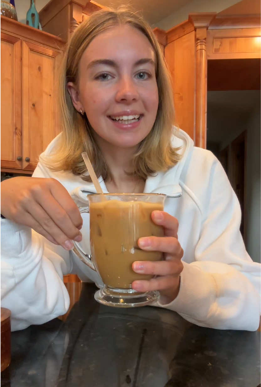 honey vanilla sea salt latte #latte #coffee #espresso #coffeeathome #coffeewithcarls #honeyvanillalatte #icedlatte #icedcoffee #oatmilk #extracreamyoatmilk 