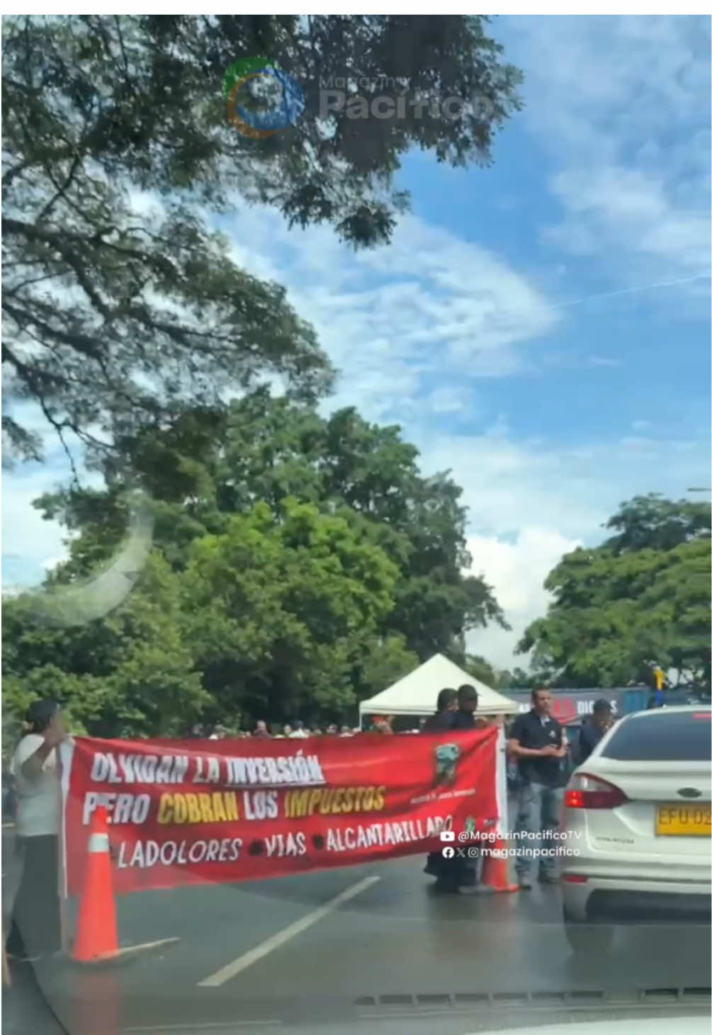 #ÚltimaHora | Habitantes de La Dolores protestan exigiendo soluciones urgentes al estado de las vías y el alcantarillado. 🚧💧 La comunidad bloquea el paso como llamado de atención a la Alcaldía de Palmira.  📍Así avanza el reporte de bloqueos: 👇 No hay paso: ❌ •Buenaventura, Zaragoza • Recta Palmira -Cali, La Dolores  •Palmaseca, camino al aeropuerto  •Cencar - Yumbo - Aeropuerto  👁️ #movilidad #bloqueo #palmira #cali #yumbo #buenaventura 