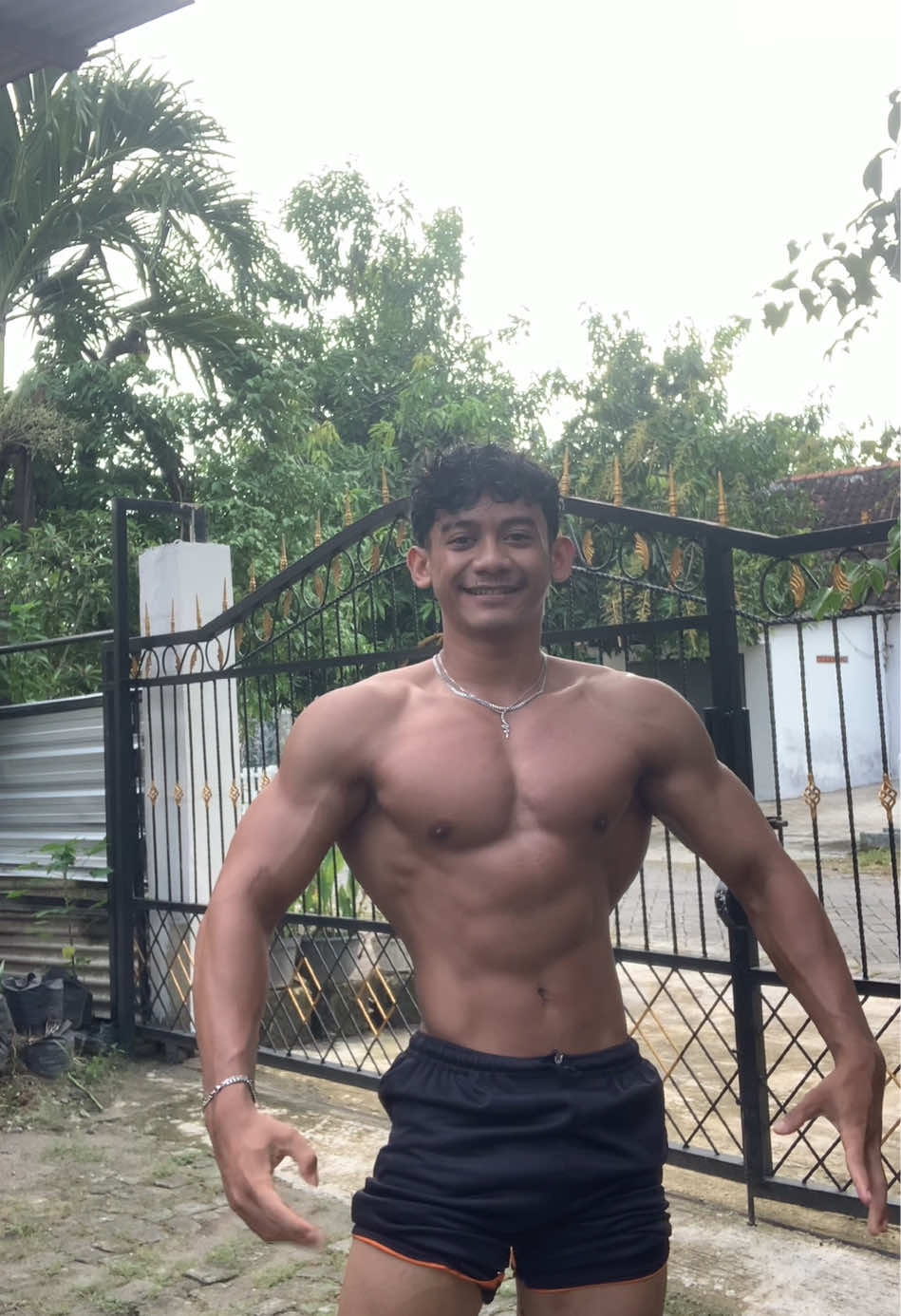 after tanning no pump #menphysique #gym #fyp #GymTok 