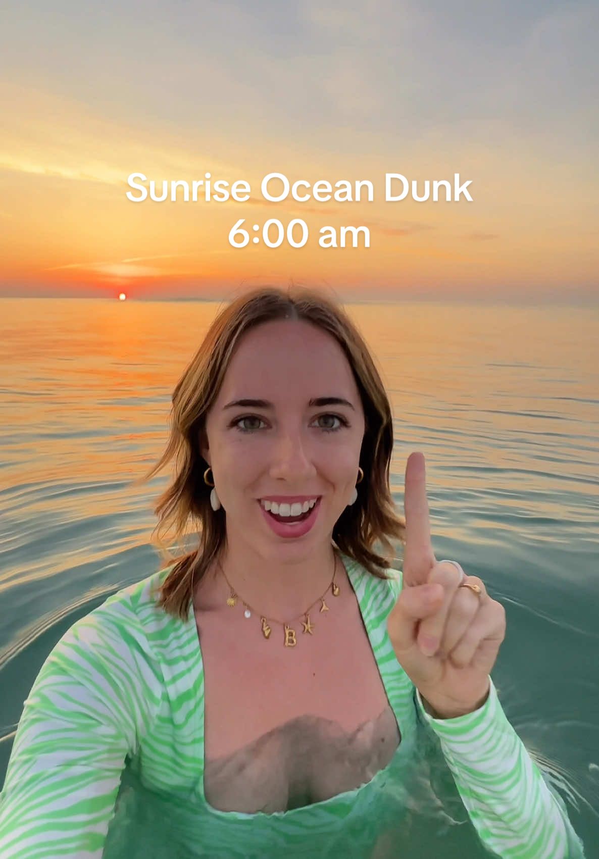 Ok this was STUNNING and there was no one else in the water with me (besides the sharks) 🤭 100/10 love waking up for a sunrise ocean dunk 🌅🌊 #oceandunk #wrightsvillebeach #wilmingtonnc #beachgirl #oceangirl #beachsunrise #minivlog 