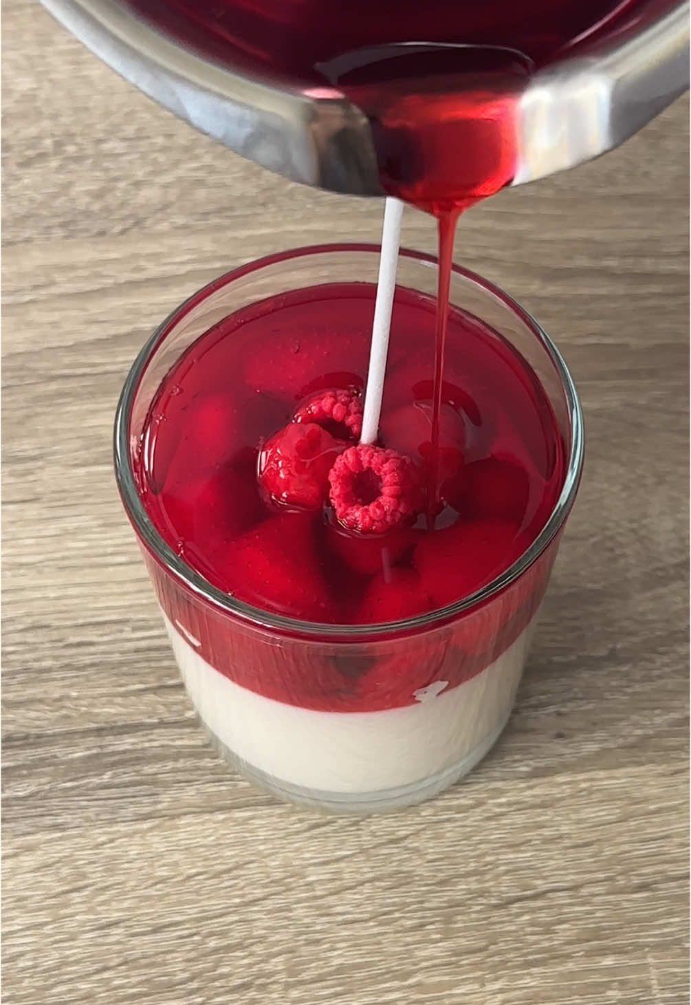 Málnás panna cotta desszert gyertya ❤️ #sweetdream #raspberry #pannacotta #candle #candlemaking #candlebusiness #SmallBusiness #candlelover #soywax #natural #handmade #gyertya #kisvállalkozás #kézműves #egyedi #foru #fyp #nekedbelegyen #foryoubaszeretnemlatni 