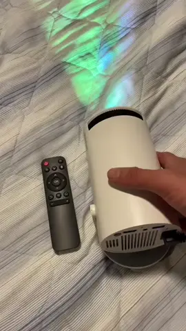 🎥✨ Projetor Interstelar HY300 ✨ Assista Netflix, YouTube e muito mais direto no projetor! Compacto, Wi-Fi, e super estiloso 😍 Perfeito pra transformar qualquer lugar num cinema 🎬🍿 #Projetor #NetflixEmCasa #HomeCinema 