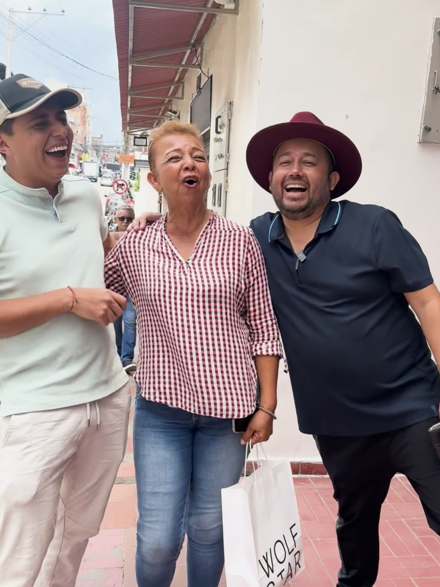 Se llevo una gran sorpresa esta mujer de la mesa cundinamarca! a que otro municipio deberiamos ir? 💍 #anillo #regalo #madres #jorgelozanodelcampo #lamesa #cundinamarca #mayo #mesdemadre