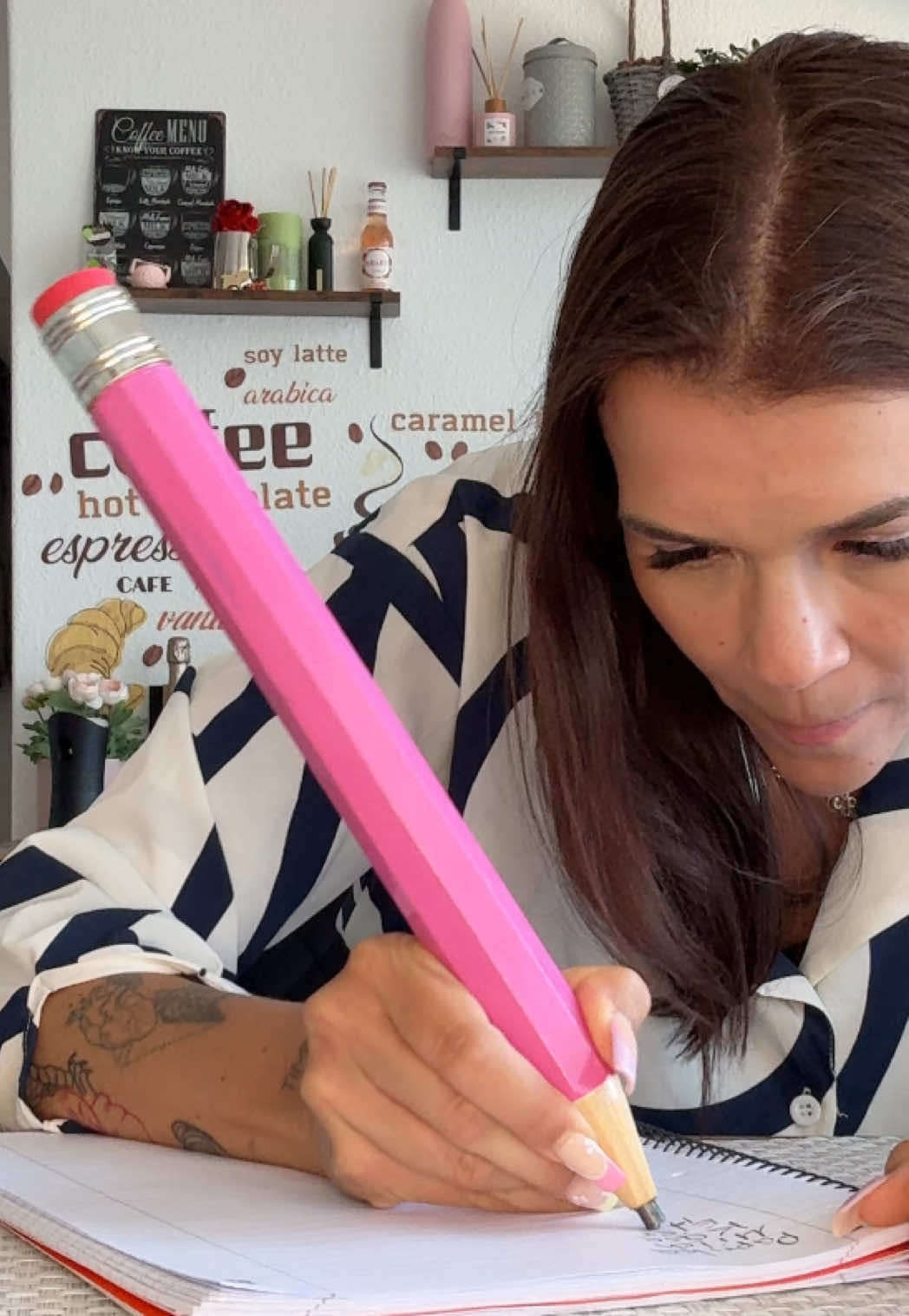 „Der ist pink“😂😂 #couple #fypviralシ #couplescomedy #fyp #reaction #fyppp #fürdich #fyfyfyfy #couplegoals #couplestiktok #pencil #Relationship 