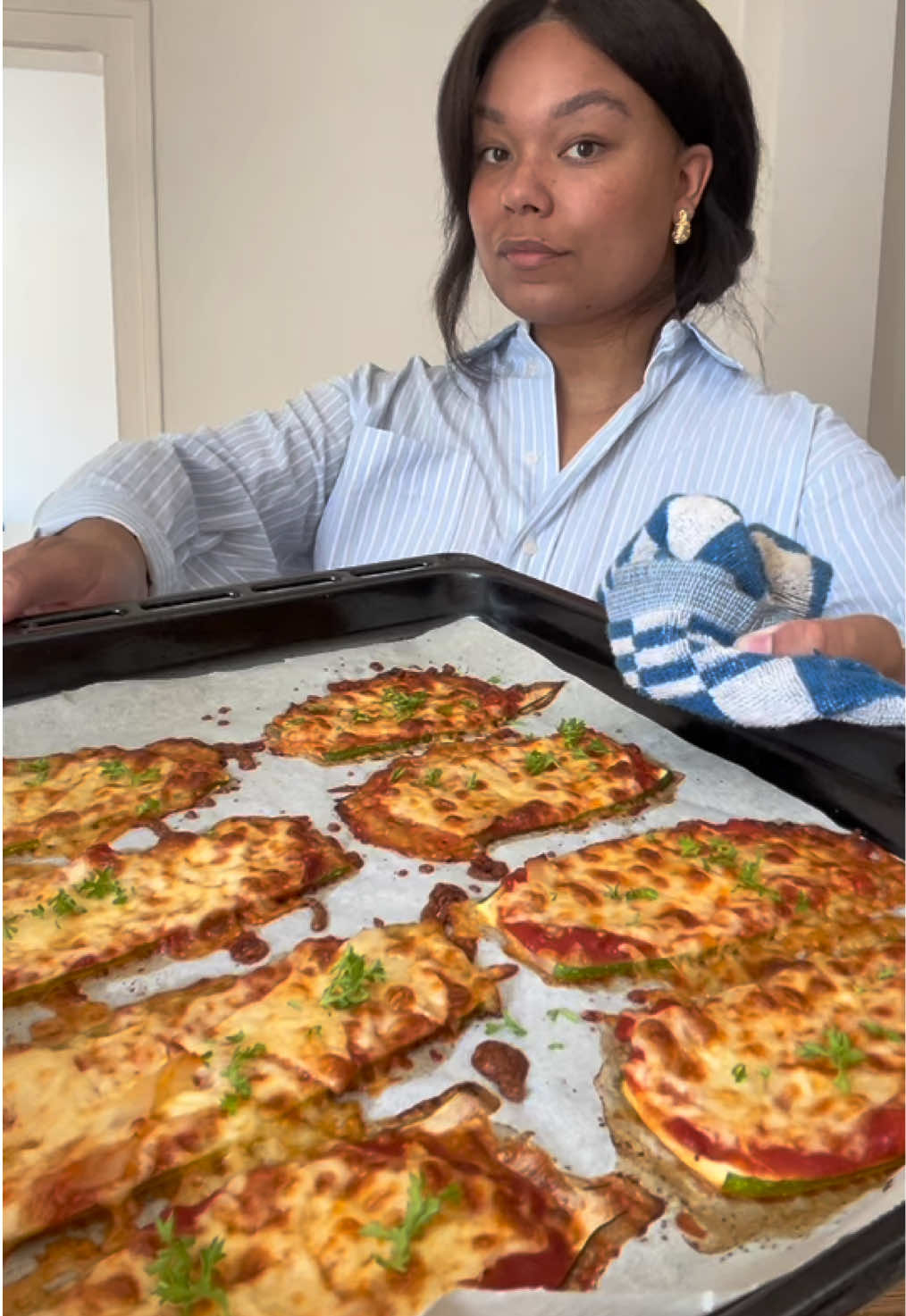 ZUCCHINI PIZZAS 🥒 1/2 courgettes / 8 lamelles de courgettes  80g de mozza râpée 50g de purée de tomates aux poivrons  50g de blanc de poulet  Persil, sel & poivre  Disposez sur une plaque, ajoutez la purée de tomates, le poulet & la mozzarella salez et poivrez.  Dans un four préchauffé à 180 degrés 5min tout en bas et 3/4 minutes tout en haut. Sinon 200 degrés 10min au milieu. #pizza #healthy
