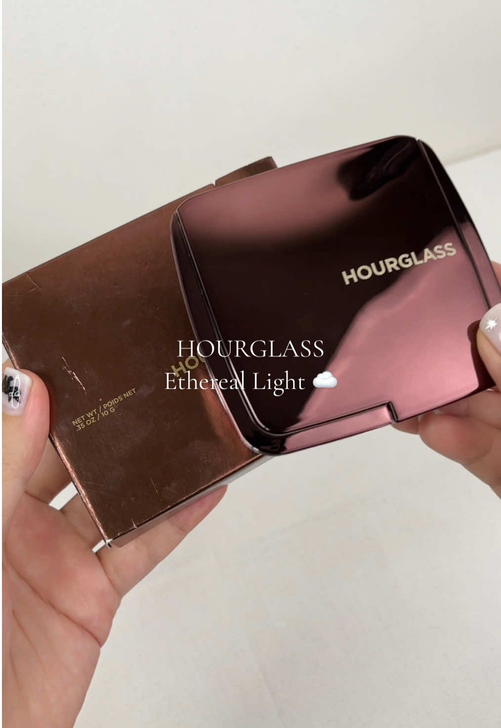 Phấn Phủ Hourglass Ambient Lighting Powder với hạt phấn siêu nhỏ mịn, có nhũ bling bling siêu iuuu ✨💖☁️ @Hourglass Cosmetics #daisyreview #hourglass #hourglasscosmetics #reviewlamdep #phanphu #highlight #lighting #powder #beauty #fyp #xuhuong #viral #trending #viralvideo #viraltiktok 