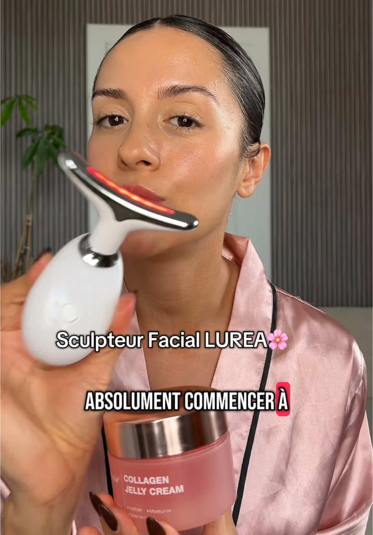 Il n’est jamais trop tôt pour prendre soin de sa peau 💆‍♀️✨ Dès 30 ans, la production naturelle de collagène commence à ralentir… C’est là que tout se joue ! Pour prévenir les premières rides, raffermir l’ovale du visage et conserver un teint éclatant, j’utilise le Sculpteur Facial LUREA avec ma crème collagène 🌸 ➡️ Le combo parfait pour stimuler la circulation, lifter les traits et redonner de la densité à la peau – sans injections, ni interventions invasives 🙌 Dans cette vidéo, je te montre ma routine express anti-âge 💡 : 	1.	J’applique la crème collagène pour nourrir et repulper. 	2.	J’utilise le Sculpteur Facial pour lisser, sculpter et booster la régénération cutanée. 	3.	Résultat : une peau plus ferme, des traits redessinés et un glow naturel 🌟 #creatorsearchinsights #f#facialtools#s#skincare#b#beautytips#g#glowingskin#skincaretips