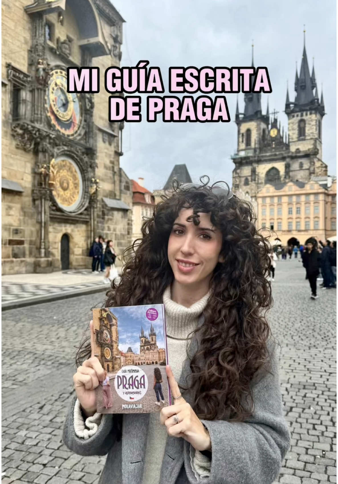 ¡Millones de gracias a las miles de personas que ya la tenéis en vuestras manos! Todavía no asimilo veros con ella por las calles de Praga 🥹🥹 En formato libro, los envíos, de momento, son a península y Baleares.  🥹 Hay muchísimo trabajo, esfuerzo y cariño detrás de esta guía. Al comprarla, no solo me ayudáis económicamente, sino que me apoyáis para seguir creando contenido útil y de calidad, y así ayudaros a descubrir Praga de la mejor manera posible. 💛 Un sueño haber escrito esta guía en colaboración con @molaviajar ❤️❤️ . . . . #praga #guiadepraga #yovoyviajando #prague #visitprague #republicacheca #chequia #travelguide #guiadeviaje #viaja #viaje #viajes #viajar #turismo #viajeros #viajeras #molaviajar #freetourpraga #tourguiado #guiaturistica #yovoyviajando