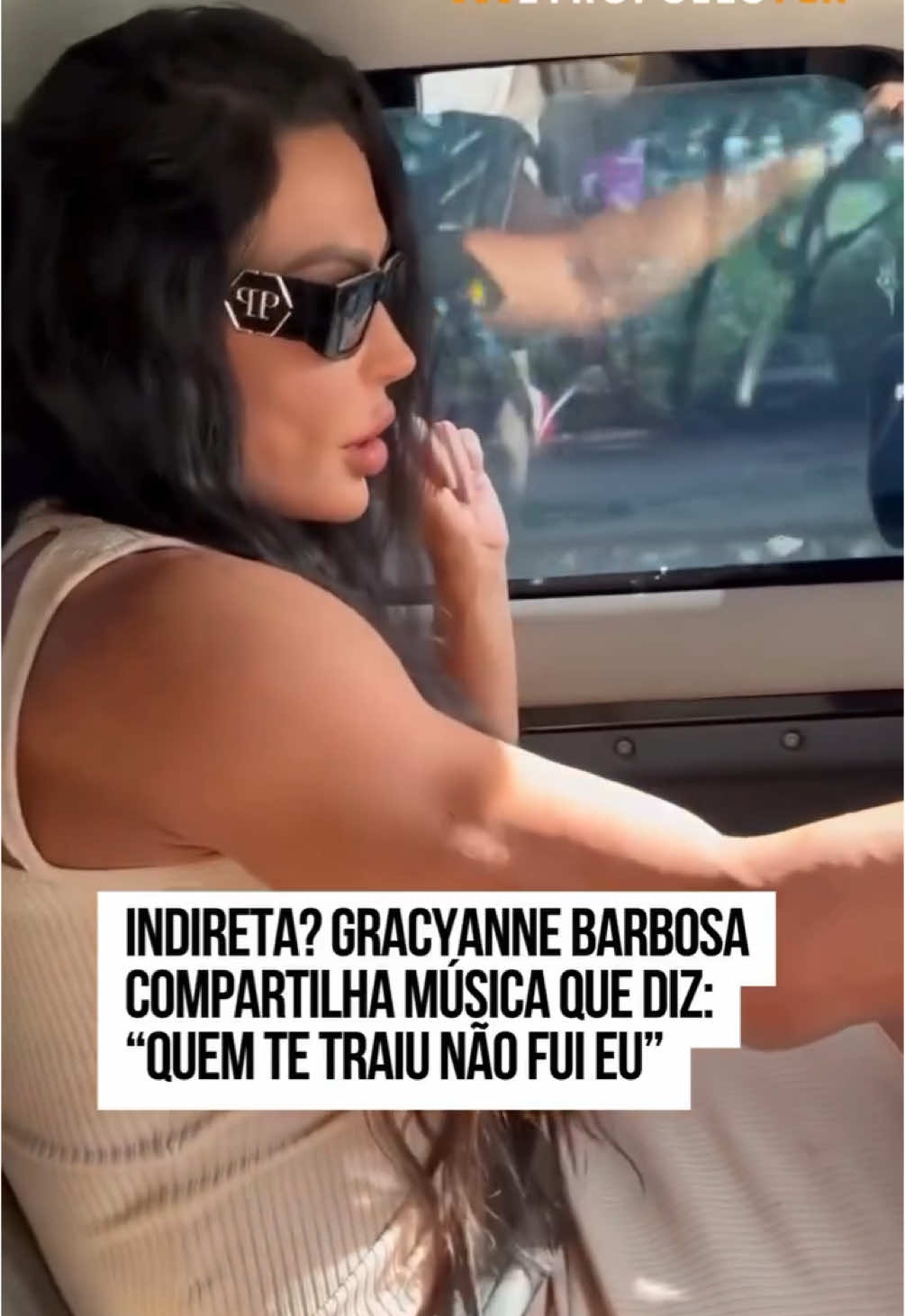 #GracyanneBarbosa deixou os fãs intrigados ao compartilhar um vídeo ao som da música “Não Era Eu, Não”, de Luiz Cláudio & Giuliano com Jorge & Mateus. A canção, que fala sobre traição, acompanhava imagens dela dirigindo e fazendo expressões que geraram muitas interpretações. A influenciadora, que foi casada com o cantor Belo, revelou recentemente que deseja reatar o relacionamento com ele, de quem se separou há pouco mais de um ano. Gracyanne reconhece que a situação é delicada, já que Belo está com uma nova companheira, mas afirma que o sentimento entre eles continua forte.  #entretenews 
