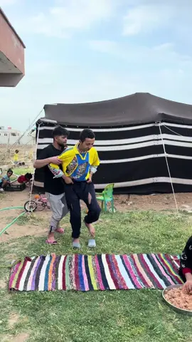 لما تعزم صديقك وامك تسويلك عرس😂💔