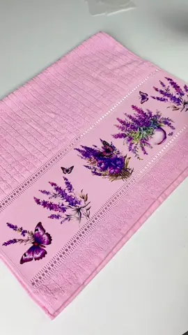 Olha só esses Barrados para Toalha, não são a coisa mais linda? 😍😍😍 O Transfer Têxtil da Litoarte sai a partir de R$9,50 e é nosso queridinho para personalizar tecidos como toalhinhas, camisetas, roupas de bebê, ecobags, panos de prato e muito outras peças!  ✅ A aplicação é feita com ferro de passar, e o melhor de tudo: você pode lavar que não sai 💦 Lavagem em modo delicado, nada de esfregar escovas na estampa, viu? 🥹😂 ❤️ Gostou? Tem várias estampas disponíveis pelo nosso site www.darlene.com.br/decoupagem/transfer/transfer-textil. Acesse já o nosso site e faça seu pedido. Fazemos envios para todo o Brasil! 📦 #DIY #toalha #lavanda #transfer #transfertêxtil #litoarte #artesanato #ideias #tecido #toalhinhas #artesanatofacil #ideiascriativas #arteemtecido #toalhapersonalizada #façavocêmesmo #toalhaderosto #personalização #lavender #towel #adesivoparatecido