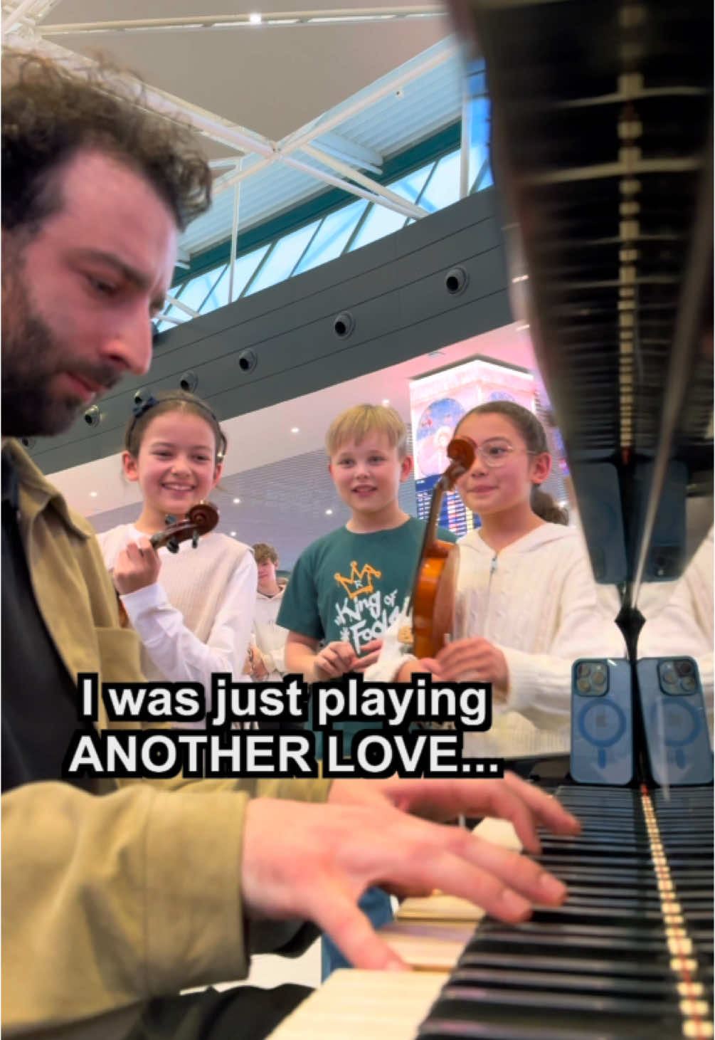 I was playing ANOTHER LOVE when 3 little kids came up to me and asked to play… the whole airport was shocked by how good they are! Singer is @BJARNE_OFFICIAL  Violinists: sora_clea_violin on instagram.  In @Rome Airports  #anotherlove #tomodell 