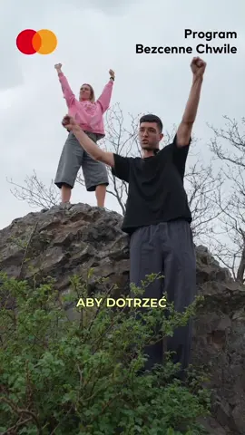 [reklama dla @Mastercard ] Używaj bioder więcej, niż trzeba! Nie będziemy musieli robić dedykowanych treningów na mobilność bioder, jeśli w naszych codziennych aktywnościach lub podczas podróży zachowamy mentalność dziecięcą - mentalność odkrywczą, a to znaczy, że jeżeli drogę da się przejść w prosty sposób, bez przeszkód, to tego nie wybierasz. Wybierasz drogę dziwną, niestandardową, po kamieniach, po krawędziach, tak by Twoje ciało mogło dostosowywać się do ciągle zmieniającej się rzeczywistości, a nie płaskiej podłogi i prostej ścieżki. Zdobywając szczyt w taki sposób odniesiesz więcej korzyści dla stawów biodrowych, a przy okazji będziesz się przy tym dobrze bawił! To już koniec mojej podróży, a dzięki Programowi Mastercard Bezcenne Chwile udało mi się sporo zaoszczędzić oraz zebrać punkty, które wykorzystam przy okazji kolejnych wyjazdów.  Więcej szczegółów znajdziesz tutaj: 👉 www.bezcennechwile.mastercard.pl  Dołącz do programu i oszczędzaj razem ze mną! Daj znać co sądzisz Pozdrawiam Artur Karapetyan #Decathlon #MastercardBezcenneChwile