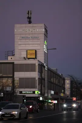 Forum  #ForumKienberg #Kaulsdorf #BerlinVibes #UrbanSunset #CityLights #ArchitectureLovers #StreetPerspective #NettoMoments #EveningGlow #ModernBerlin #UrbanMinimalism #BuildingLovers #Stadtansichten #ArchitekturFotografie #EverydayBerlin #ForumFeeling #CityDetails #UrbanStillness #twilightvibes 