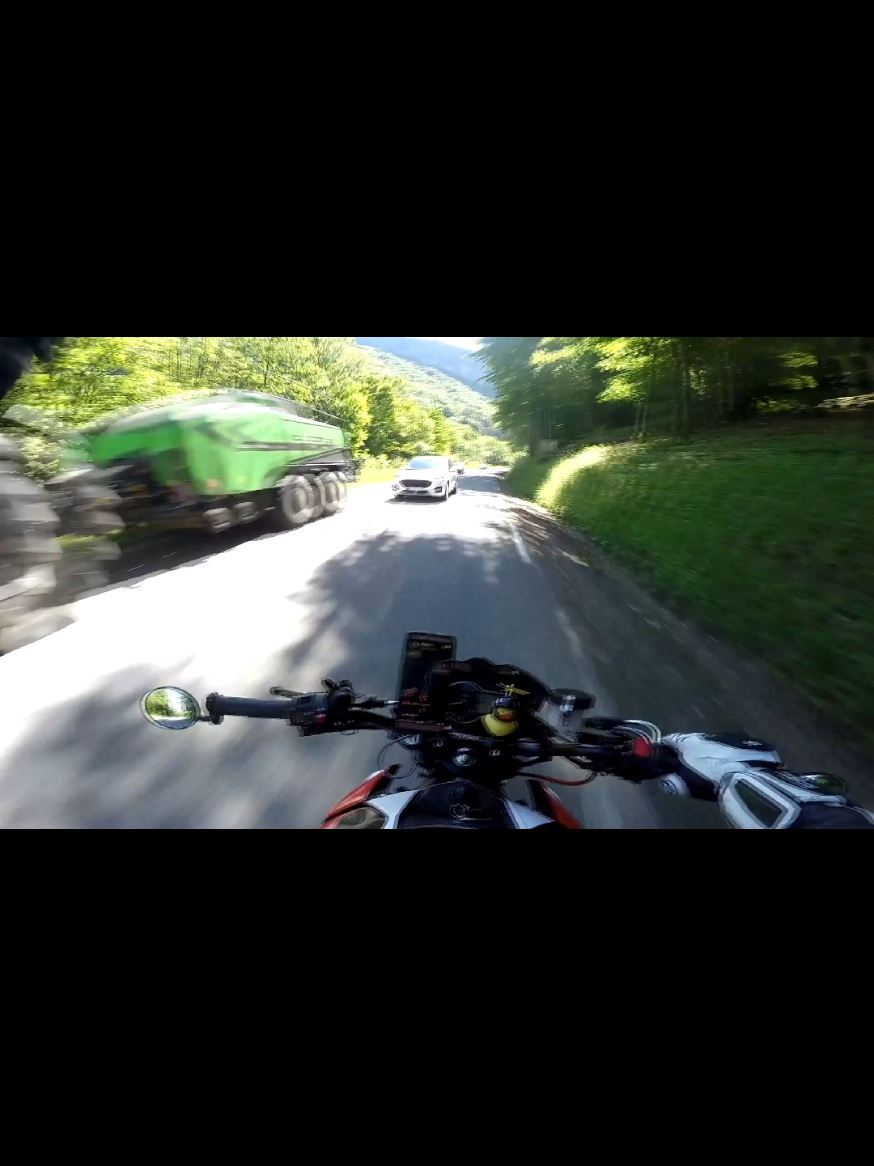 on a l'impression comme ça que ça passe laaaarge, crois moi qu'en vrai quand tu vois une voiture face a face avec toi bha ça passe pas du tout 😅  ça a mérité une petite pause après ça 😨 #roadrage #montagne #moto #faceaface #danger #accident #gsr750 #libertyrider 