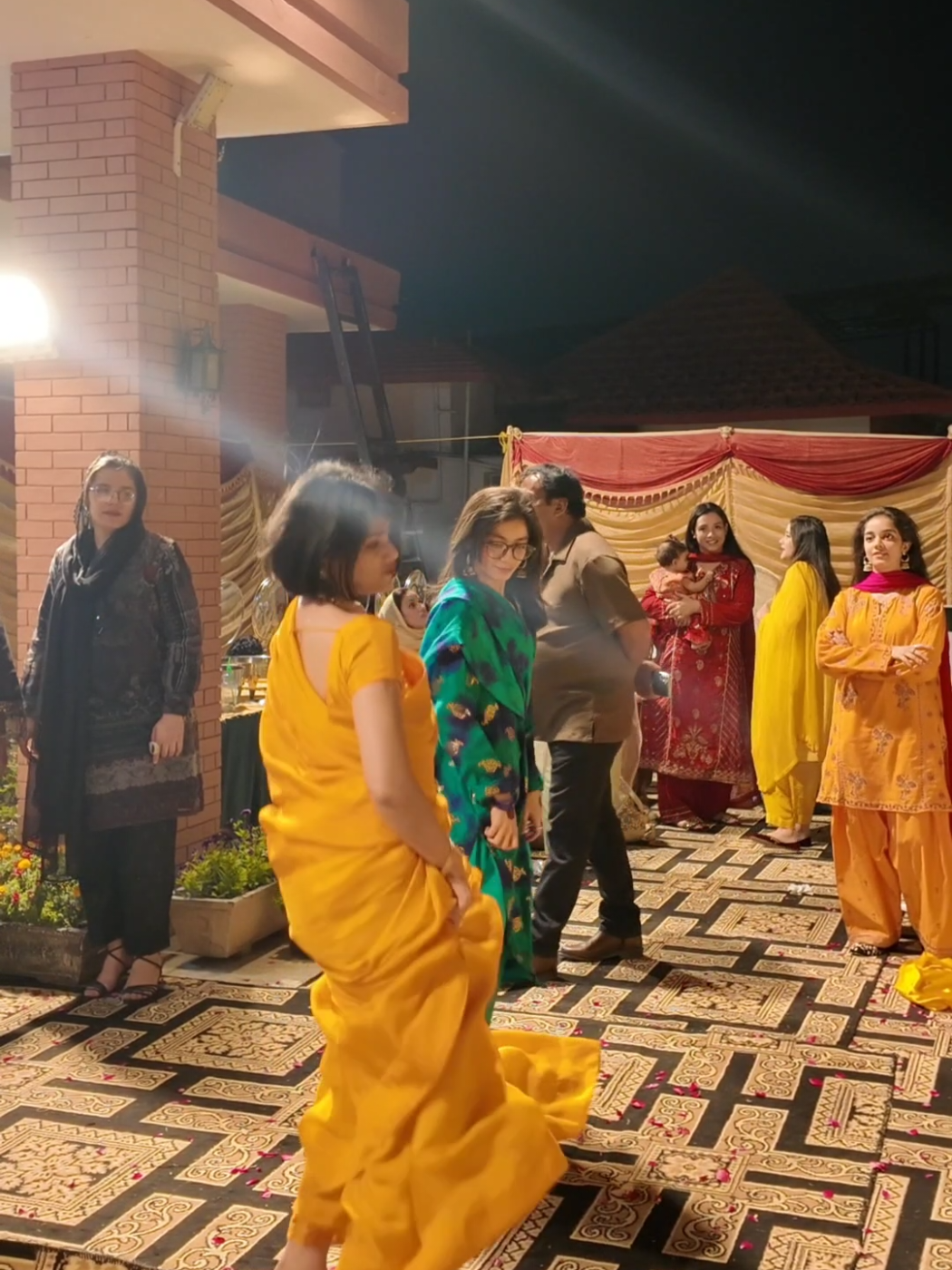 #dance #pakistani #wedding #saree #cousin_mehndi_dance 