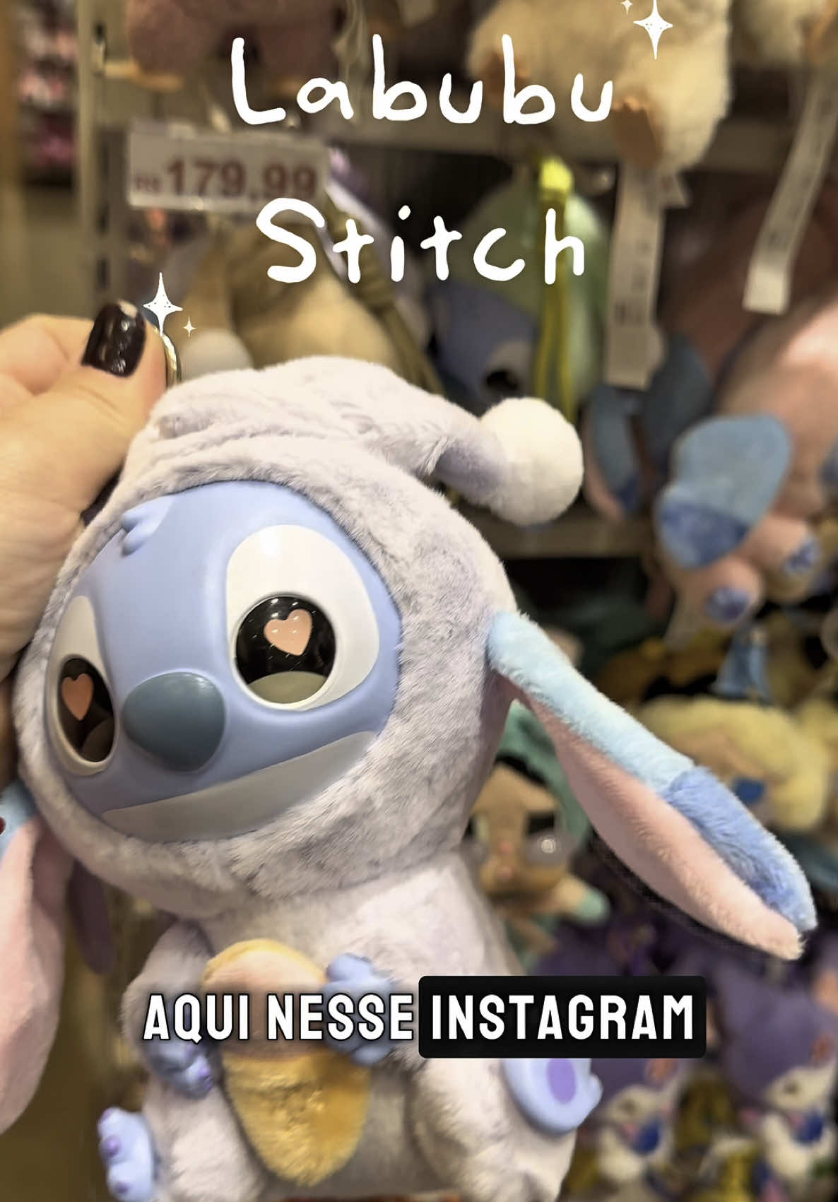 Vocês pedem e eu corro nas ruas de São Paulo atrás para vocês! Essa semana vocês estavam lotando meu direct perguntando desse Labubu do Stitch, nas minhas pesquisas eles eram da Miniso (fora do Brasil), então aproveitei hoje para correr na melhor Miniso (na minha opinião) de São Paulo e verificar o que iria achar por lá, a @minisobrasil da Liberdade fica na Rua Galvão Bueno, 13. Ela fica no coração do bairro liberdade bem próximo da saída do metrô!  Lá não é atacado, então o foco aqui nesse post são para quem busca esses produtos no varejo! Além dessa vocês encontram diversas outras fofuras por lá!  Agora me conta aqui embaixo se você já entrou nessa moda ou ainda não?! Aproveita e manda esse vídeo para quem vai amar saber onde tem! E lembrando que eles também tem site! Gostaram dessa novidade?? #labubu #blindbox #blindboxtoys 