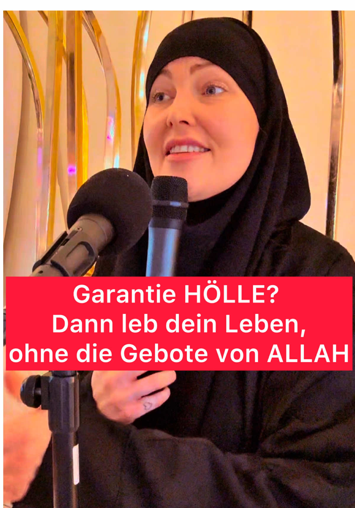 Der Islam kam nicht, damit wir uns ausruhen. Wer sich zurücklehnt, wer die Gebote Allahs ignoriert, wer denkt „es wird schon irgendwie reichen“ – der spielt mit seinem Jenseits. ❌ Es gibt keine Garantie fürs Paradies. ✅ Aber es gibt eine Garantie, wenn du dich abwendest: Hölle – Dschahannam, möge Allah uns davor bewahren. Allahs Barmherzigkeit ist riesig – aber sie ist nicht für die, die absichtlich und dauerhaft den Rücken kehren. Du zweifelst, ob du standhaft genug bist? Du kämpfst? Du bist müde? 👉🏼 Dann kämpf weiter. Halte durch. Shayṭān will dich vom Weg ziehen – aber Allah ruft dich zu Seiner Barmherzigkeit. Trag deinen Hijab – auch wenn’s schwer ist. Bete – auch wenn du müde bist. Bereue – auch wenn du wieder gefallen bist. 🕊️ Du wirst das Paradies nicht durch Taten betreten – sondern durch Allahs Rahma. Aber wenn du keine Taten hast – worauf hoffst du dann? Geh den Weg der Salaf. Klar. Fest. Standhaft. Und hoffe auf ein gutes Ende. #allah #religion #deutschland #gott #koran #sunnah #sahaba #salaf #konvertiert #hölle #paradies #emanzipation #hannahansen #hijab #niqab #gebet #dschihad #islamdeutschland #dawah #wahrereligion #wahrheit 