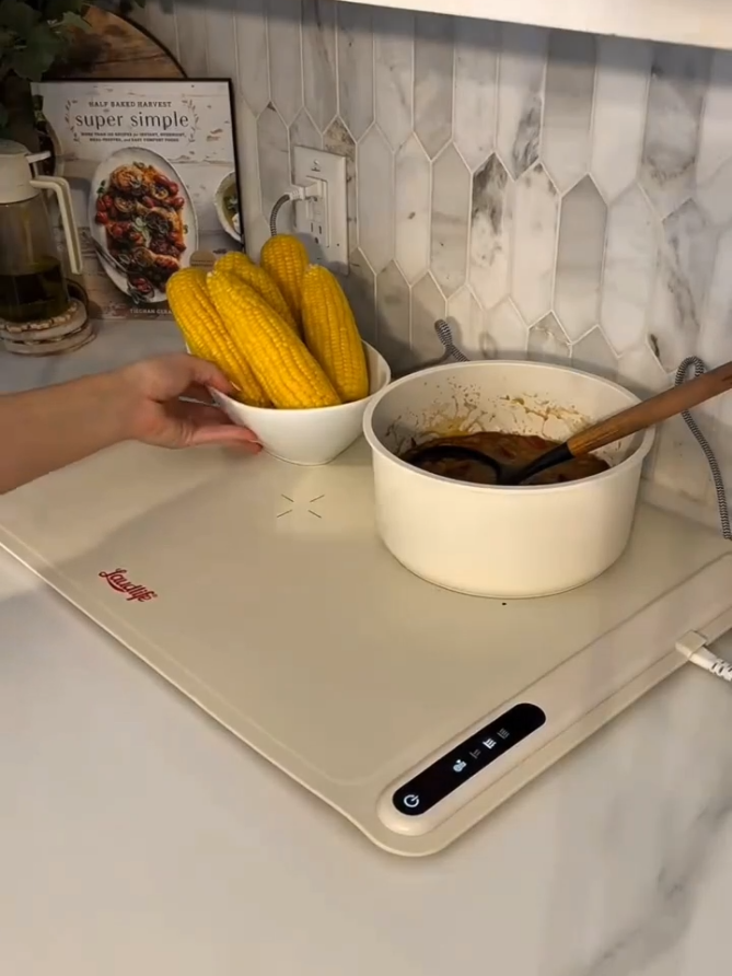 Ninguém gosta de comida fria, mas muita gente gosta de fotografar a mesa posta e no inverno isso acaba esfriando a comida, agora com esse tapete aquecedor você vai manter sua comida quentinha e gostosa!  achei na Shopee, se quiser o link é só me pedir 😉 #food #tableware #heating 