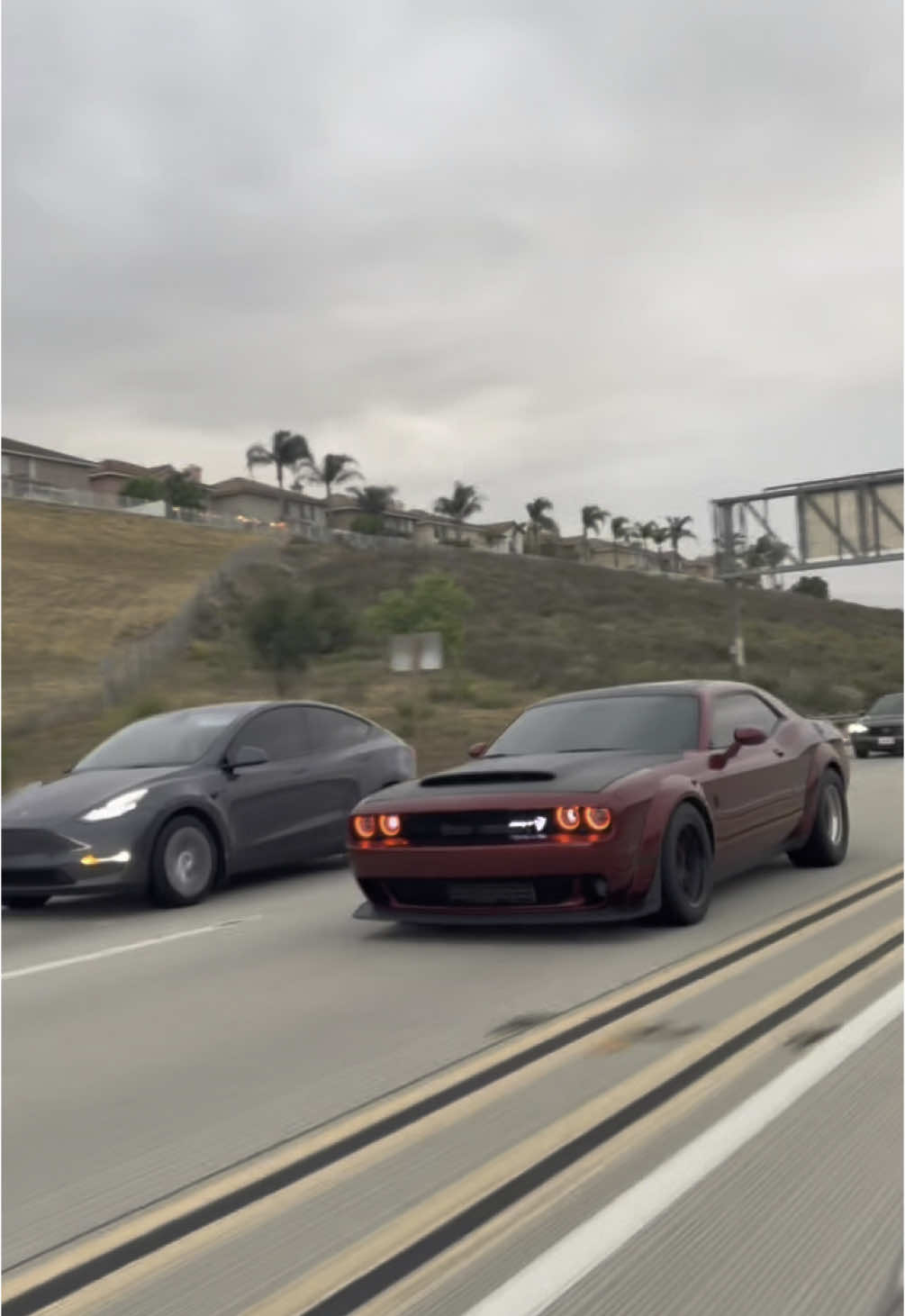 🍷  📸: @h3y_alexaa  • • • #hellcatwhine #supercharger #fyp #viral #dodgedemon 