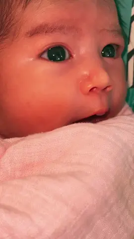Can you see my hand??? #baby #newborn #lol #mami #mom #1sttimemom #firsttimemom 