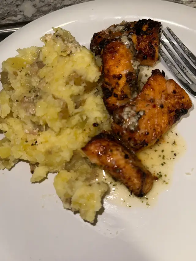Salmon + mashed potatoes #food #salmon 