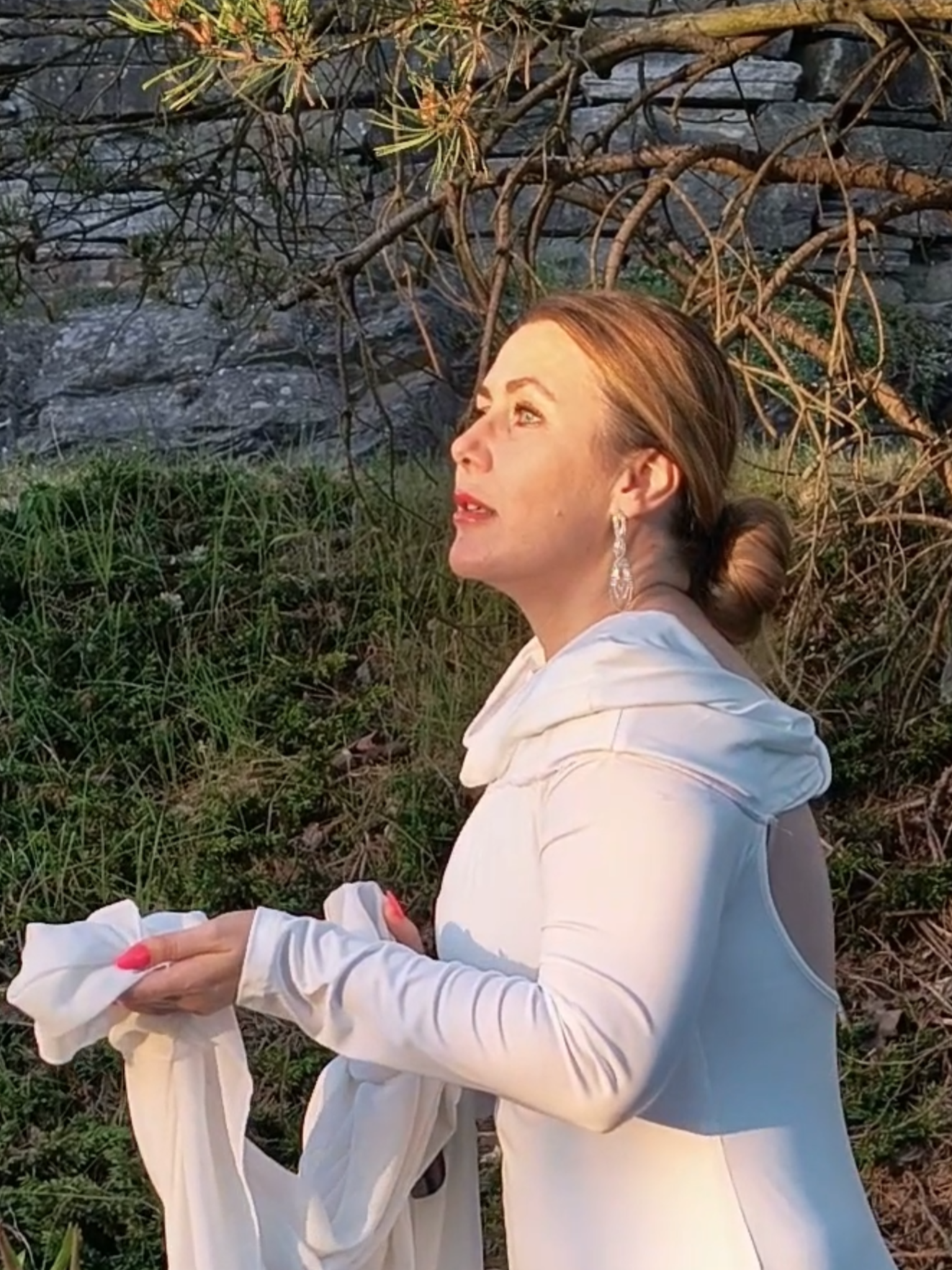 Кажуть, що цю пісню написав штучний інтелект. Але з того моменту як я її почула, я в неї закохалась. Вибачте за погану якість звуку, бо мінусовку не знайшла, прийшлось 