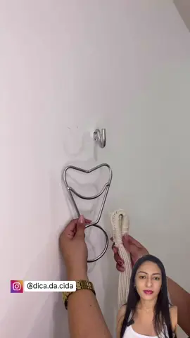 O Anjo da Rede é um produto criado para reduzir redes de dormir e que substitui outras formas improvisadas. Ele é de fácil instalação e muito prático além de manter a vida útil da sua rede de descanso. Anjo Redutor de rede de dormir é altamente resistente. Características: Reduz em 20cm ou em 40cm usando os dois Anjos Peso suportado: 150kg Dimensões: C: 18,00cm - L: 9,5cm - diâmetro argola: 5,7cm Material: Ferro Galvanizado 💬 Já passou raiva tentando reduzir sua rede? Comenta “EU JÁ” 👇 💾 Salva esse post pra nunca mais sofrer com nó #RededeDormir #RedeBrasileira #DormirBem #DescansoMerecido #ConfortoSempre #SolucaoInteligente #VidaSimples @crcasaeconforto