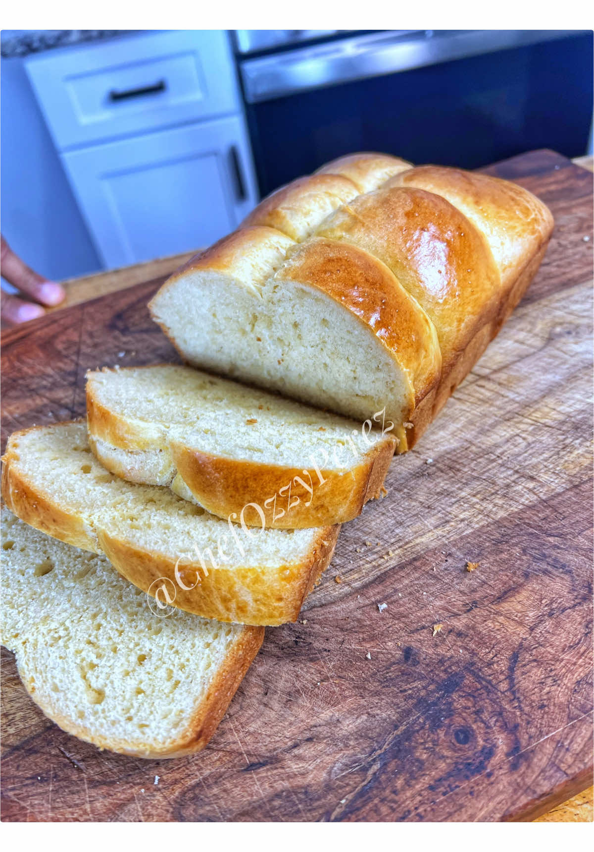 Después de Varios intento y la ayuda de Mi esposa aquí les dejo mi versión de Pan Brioche espero que le guste. Si te gusta comprártela please.🤪🤪😋😋🤤Pan con 🥛 .. .. ½ cup warm milk 2 ½ tsp active dry yeast about 9 g 2 tsp honey 5 large eggs You can also use 4 large eggs 1 yolk yolk from a large egg. Use 2 egg yolks if using 4 large eggs. 2 tsp vanilla 5 tbsp granulated white sugar 5 tbsp 17.6 oz AP flour 4 cups + 2 tbsp (measured by spoon and level method) 480 1½ tsp sea salt fine grind 8.8 oz unsalted butter En media taza de leche tibia agregamos la miel de abeja y la levadura lo tapamos bien y lo dejamos reposar por 10 o 15 minutos para que la levadura se active.  en un recipiente ponemos  cuatro huevos grandes y la yema de un huevo y batimos bien hasta incorporar todo mientras medimos 8.8 onzas de mantequilla sin sal z cógeme nuestra batidora y agregamos la leche tibia con la levadura ya activada luego le agregamos los huevos dos cucharaditas de trato de vainilla y cinco cucharadas de azúcar blanca y una cucharadita y media de sal   y empezamos a batir para incorporar todos los ingredientes. Y mientras le agregamos la harina y dejamos batir hasta que se incorpore todo y haga su masa a una velocidad bajita . Luego que estoy todo incorporado le agregamos la mantequilla de poco a poco y dejamos batir por aproximadamente 15 minutos más  cógeme un recipiente y le echamos aceite y removemos la masa de la batidora le damos su forma y la ponemos a reposar por aproximadamente 25 en 30 minutos o ataque duplique su tamaño luego la sacamos la separamos en porciones pequeñas que hacemos bolitas y la ponemos en un recipiente ya engrasado con mantequilla hacemos bolitas y le distribuimos un recipiente. Cuando ya tu abuelita te echas y distribuida en el recipientes lo dejamos reposar por 15 o 20 minutos hasta que dupliquen tu tamaño Recalentamos metro horno a 350°   Ponemos en el horno ya pre calentado 350° por 25 a 30 minutos hasta que esté bien doradito .. .. #cheflife #cheflifen#chefdominicanom#gastronomiadominicanai#comidacriollah#panbrioche 