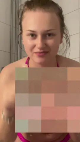 ”Bluret” är för att jag ska slippa bli bannad fast jag har bikini på mig🤨 @Originalsource #samarbete #reklam #duschtvål #wkno #originalsource #originalsourceshowergel 