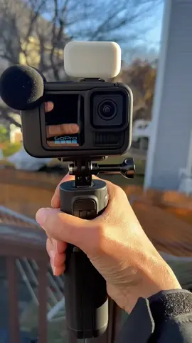 vale a pena uma camera go pro   Câmera GoPro Hero 13 Bundle + Handler + 64GB SD + 2 Baterias Capture cada momento com a Câmera GoPro Hero 13 Bundle. Este conjunto inclui a HERO13 Black, duas baterias Enduro, um cartão MicroSD de 64GB, um handler e um estojo, proporcionando tudo o que você precisa para suas aventuras. Com uma resolução de vídeo impressionante de 5.3K e fotos de 27 Mpx, suas memórias serão eternizadas com qualidade excepcional. A GoPro Hero 13 é projetada para resistir a qualquer desafio, sendo à prova d'água e resistente a impactos. Com um sensor de imagem CMOS e estabilizador de imagem, você pode gravar vídeos suaves e nítidos, mesmo em movimento. A tela tátil de 2.27