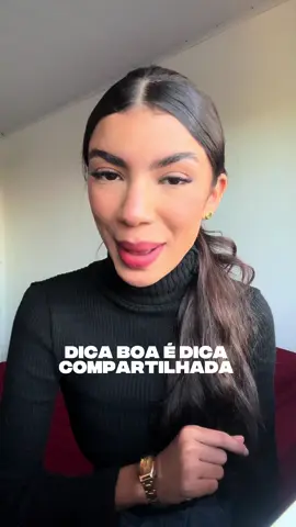Dica boa é dica compartilhada! 😉✅ Você sabia que esse detalhe faz toda diferença ? O penteado certo não é apenas um detalhe, é a moldura perfeita para o seu look! ✨ A escolha do penteado ideal em harmonia com o decote da roupa pode transformar completamente a sua produção, valorizando o colo, o rosto e o caimento da peça. Pense na dupla: decote alto pede penteado preso para alongar a silhueta; decote V combina com cabelos soltos ou semi-presos para equilibrar. Cada decote tem seu par perfeito de penteado! Invista nessa combinação e arrase! 😉 #decote #dica #seinspire #ninhodepremios 