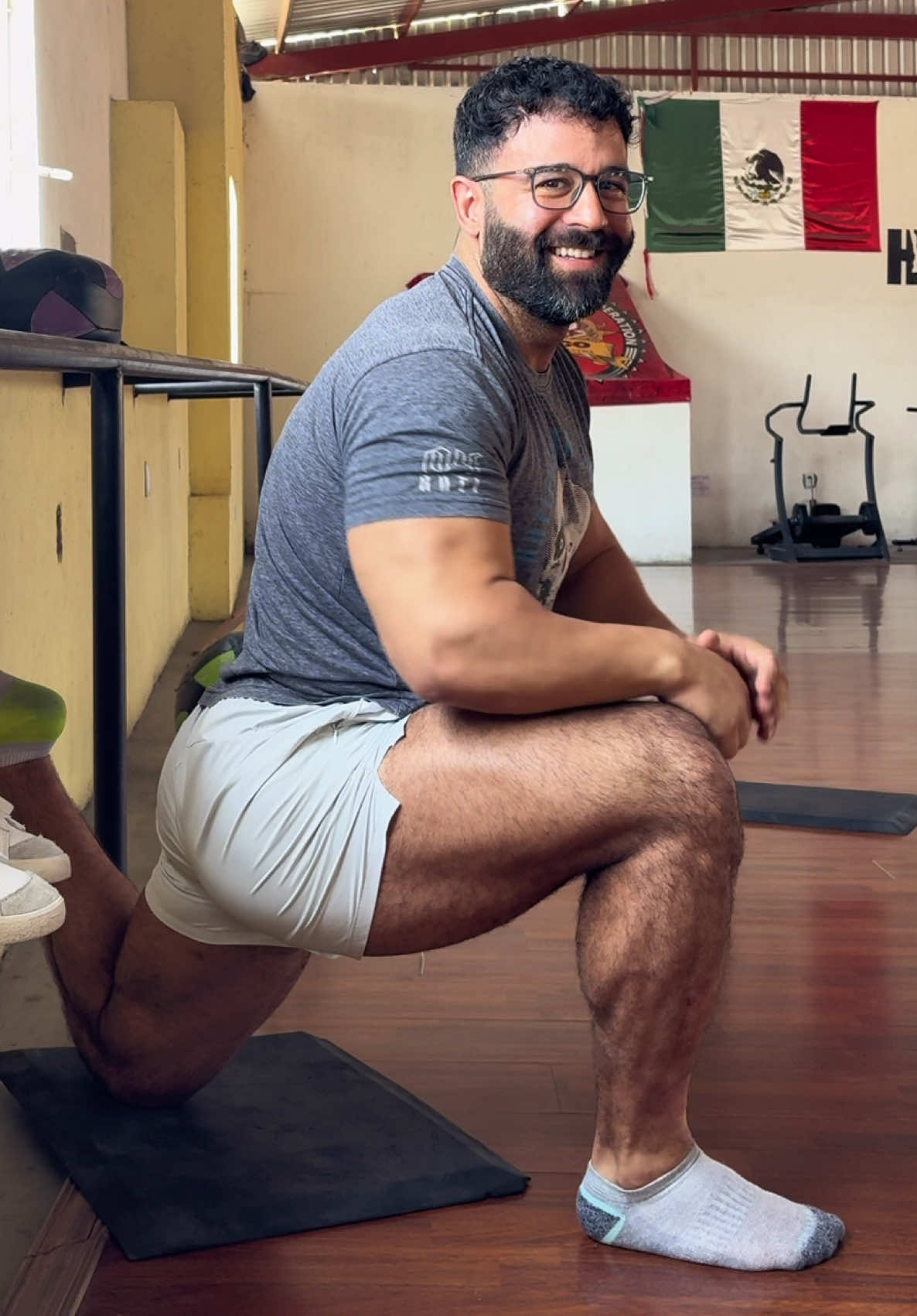 Entiendo movilidad activa lo comprendo, pero aveces eso no es suficiente y tengo que hacer trabajo más directo. Si quieres estimular bien tus glúteos SIN sentir tensión en la espalda baja, está esta es buena opción.   #Fitness #parati #fypシ #bear #ejercicio #estiramientos #gym