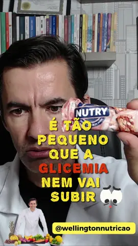 🍫 Teste de Glicemia Real – Barrinha de Cereal “Nutri” 📉 Antes de comer: 96 mg/dL 📈 Depois de comer: 154 mg/dL 🔼 Subida: +58 mg/dL ⚠️ O perigo das barrinhas “fit” Sabe aquela barrinha de cereal vendida como saudável, leve, “perfeita para o lanche”? Pois é… essa foi a resposta da glicemia a uma única unidade da barrinha Nutri. +58 pontos na glicose com um alimento minúsculo. 📢 Subestimamos o pequeno, mas não o impacto Muita gente acredita que, por ser pequeno, leve ou “fitness”, não tem problema comer. Mas o corpo não se engana. Ele sabe reconhecer alimentos que se transformam em açúcar — e responde com um pico de glicose. Essa barrinha: É rica em xaropes, açúcar escondido e flocos refinados Tem uma combinação perigosa de alto índice e alta carga glicêmica Faz parecer saudável aquilo que, na prática, bagunça a glicemia de quem tem diabetes tipo 2 ou resistência à insulina 💡 O que aprendemos com esse teste? ✔️ A glicemia subiu quase 60 mg/dL com um “lanchinho inocente” ✔️ Comer sem testar é apostar no escuro ✔️ Barrinhas industrializadas são ultraprocessados disfarçados 💬 “O tamanho do alimento não diz nada. O que importa é o que ele faz no seu sangue.” No PNRD – Programa Nacional de Reversão do Diabetes, você aprende a decifrar os rótulos, testar sua glicemia com consciência e trocar enganações por comida de verdade. 🔗 Clique no link da bio e entre nos grupos exclusivos de WhatsApp 👉 wellingtonnutricao.com.br/pnrd #pnrd #testedeglicemia #barrinhadecereal #nutri #diabetestipo2 #educacaonutricional #controledeglicose #alimentacaoconsciente #comidadeverdade #wellingtonnutricao