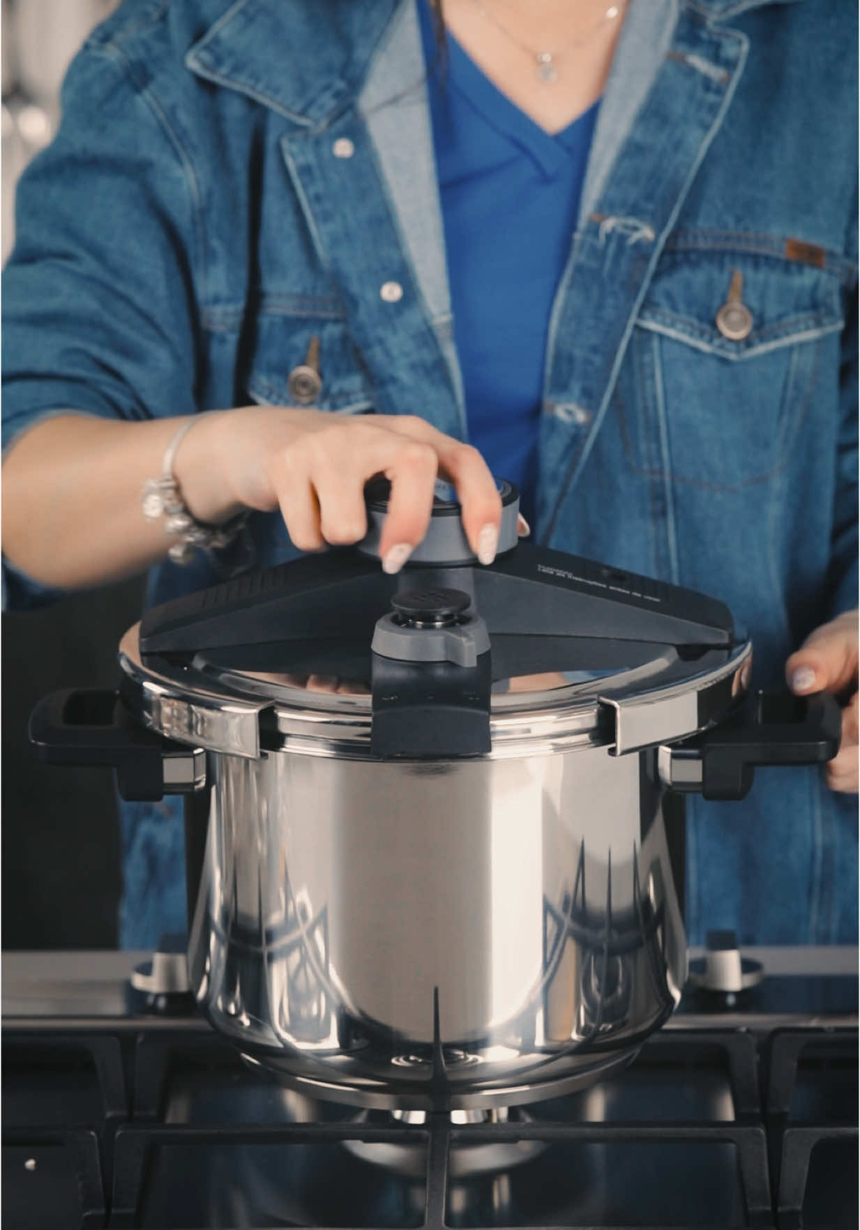 🔥 A panela que faltava na sua cozinha! Mais segurança, mais rapidez e um design que combina com tudo! A Panela de Pressão Tramontina Presto tem fundo triplo, 5 sistemas de segurança e é perfeita pra quem ama praticidade! Serve em todos os tipos de fogão, até indução! 💥👩‍🍳 💬 Já usou uma dessa? Conta aqui nos comentários! #tramontina #cozinha #dicas #fyp #MarinBrasil 