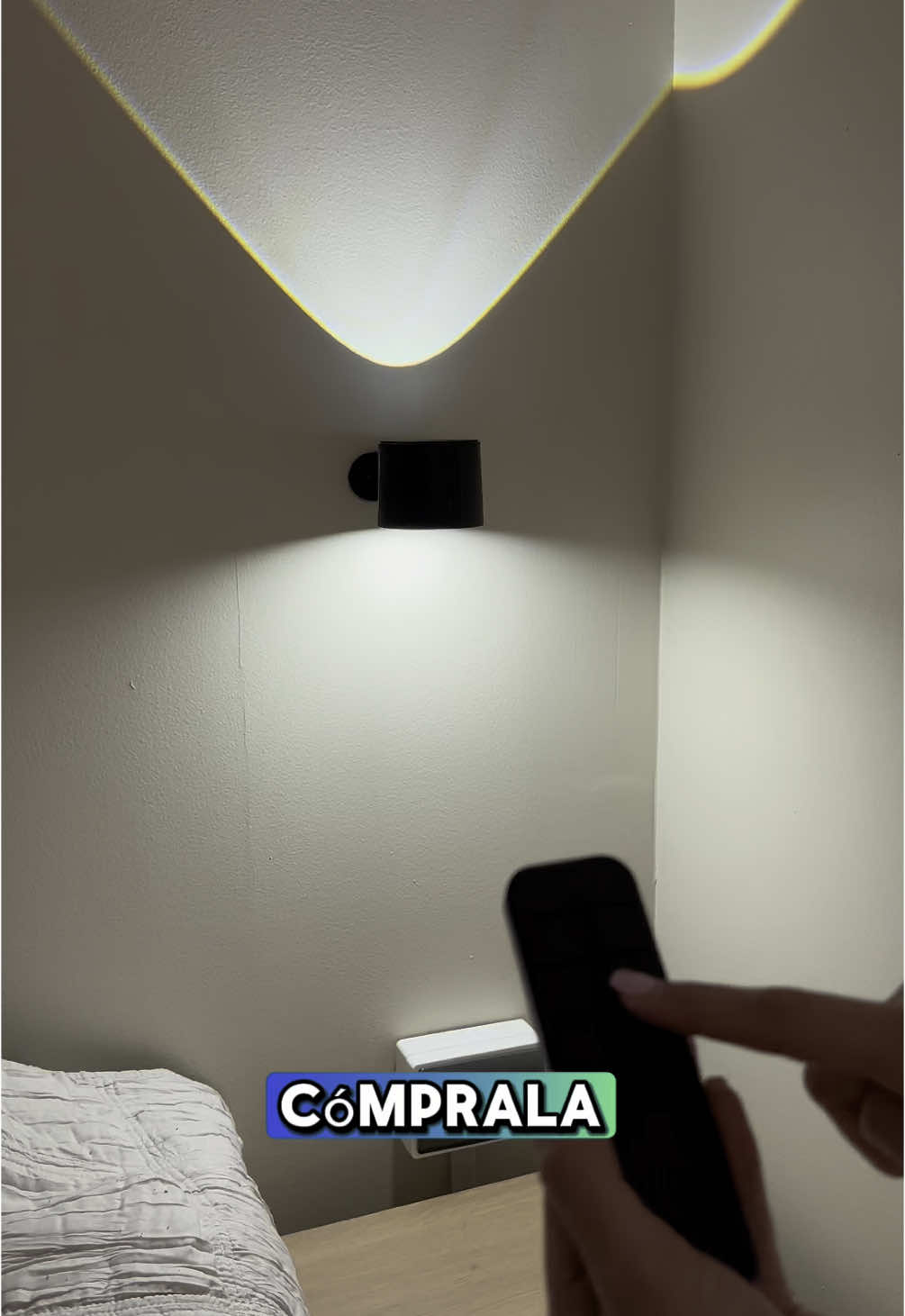 🔄 Gira, se carga y se pega donde quieras. 💡 Lámpara inalámbrica con rotación, instalación sin herramientas y control remoto. ✨ ¡Pruébala y cambia tu forma de iluminar! . #IluminaciónInteligente #DecoraciónConEstilo #LuzSinComplicaciones #LámparaInalámbrica