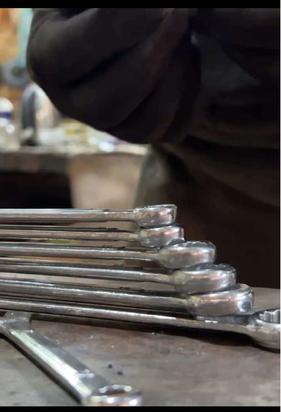 Damascus steel knife made of wrenches #make #knifeskills #damascusknife #forging #made #amazing 