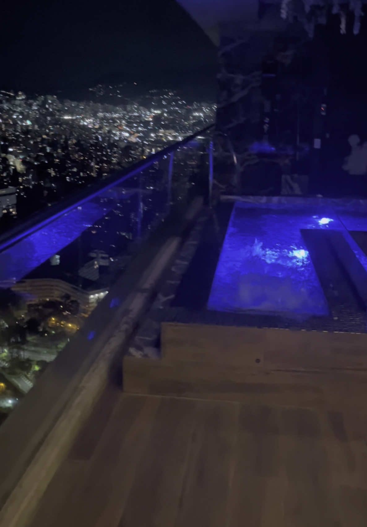 #medellin #colombia #passportbro #views #rkoi #solotravel #poblado #fyp #viral #foryoupag #penthouse #taketheleap 