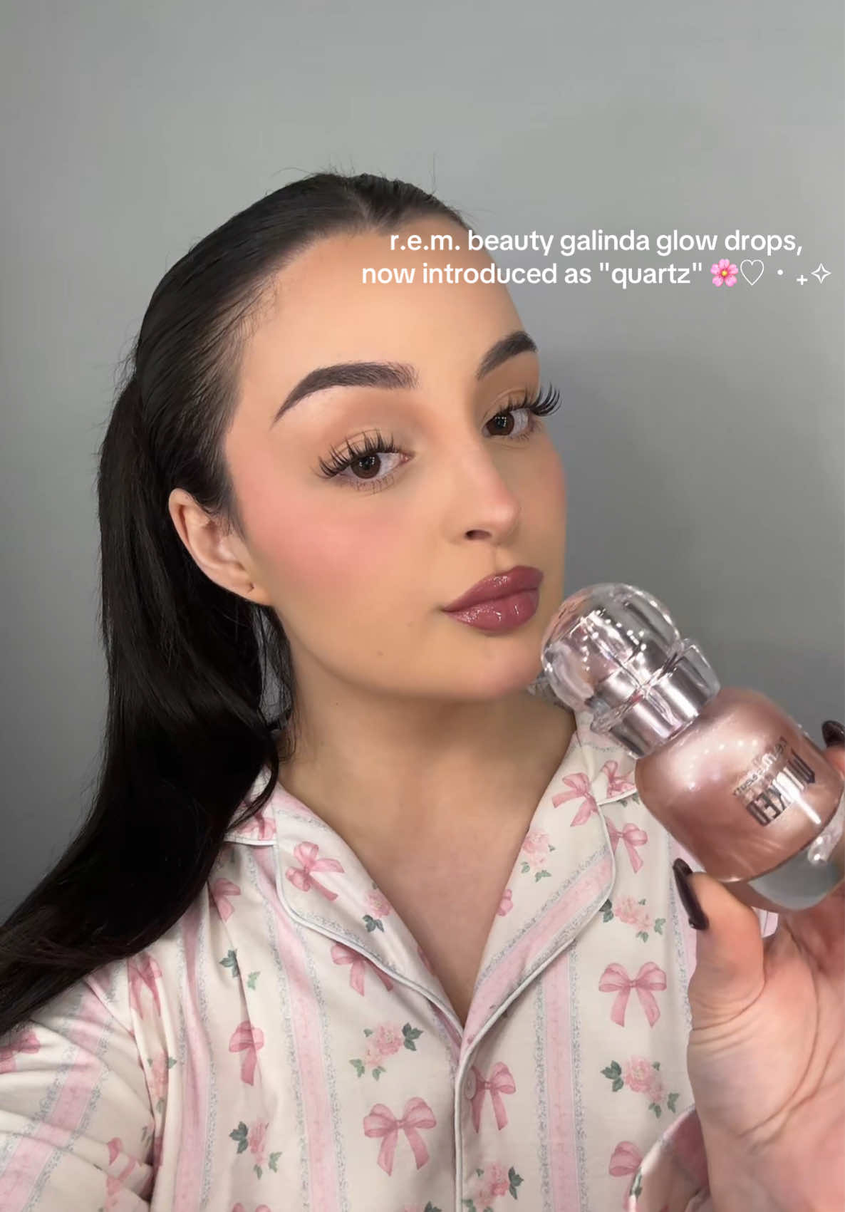 these @r.e.m. beauty glow drops leave the skin feeling super hydrated & add such a gorgeous glow 🌟    #rembeauty #dreamglow #highlightserum #quartz #remflightcrew #glowyskincare #arianagrande #beautymusthaves 
