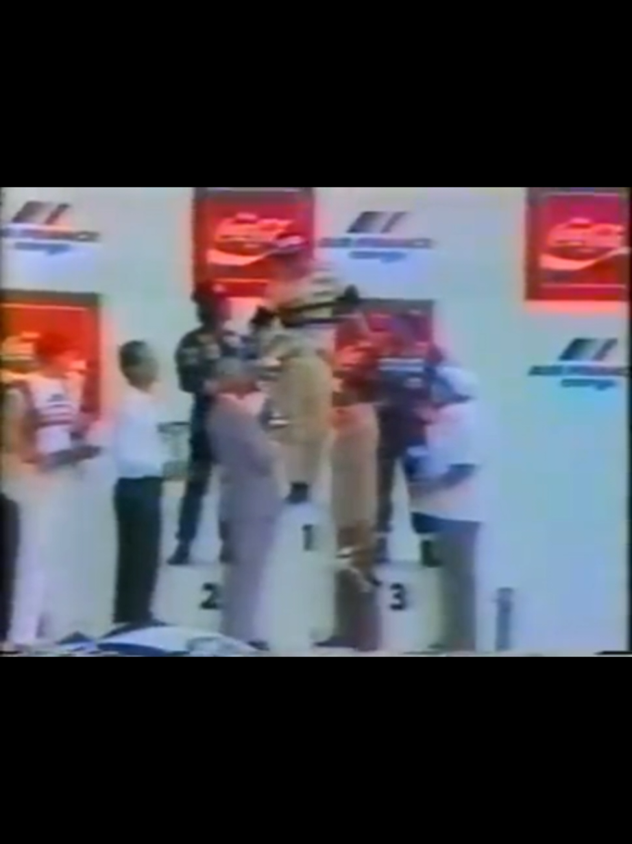 #CapCut  Nelson Piquet venceu em Jacarepaguá no GP Brasil de 1982, desmaiou no pódio, mas teve sua vitória anulada por irregularidades no seu carro. A vitória foi dada a Prost que tinha chegado em terceiro . #galvaobueno #nostalgia #winner #formula1 #brasil #f1 #formulaone #formulauno #nelsonpiquet #jacarepagua #gpbrasil 