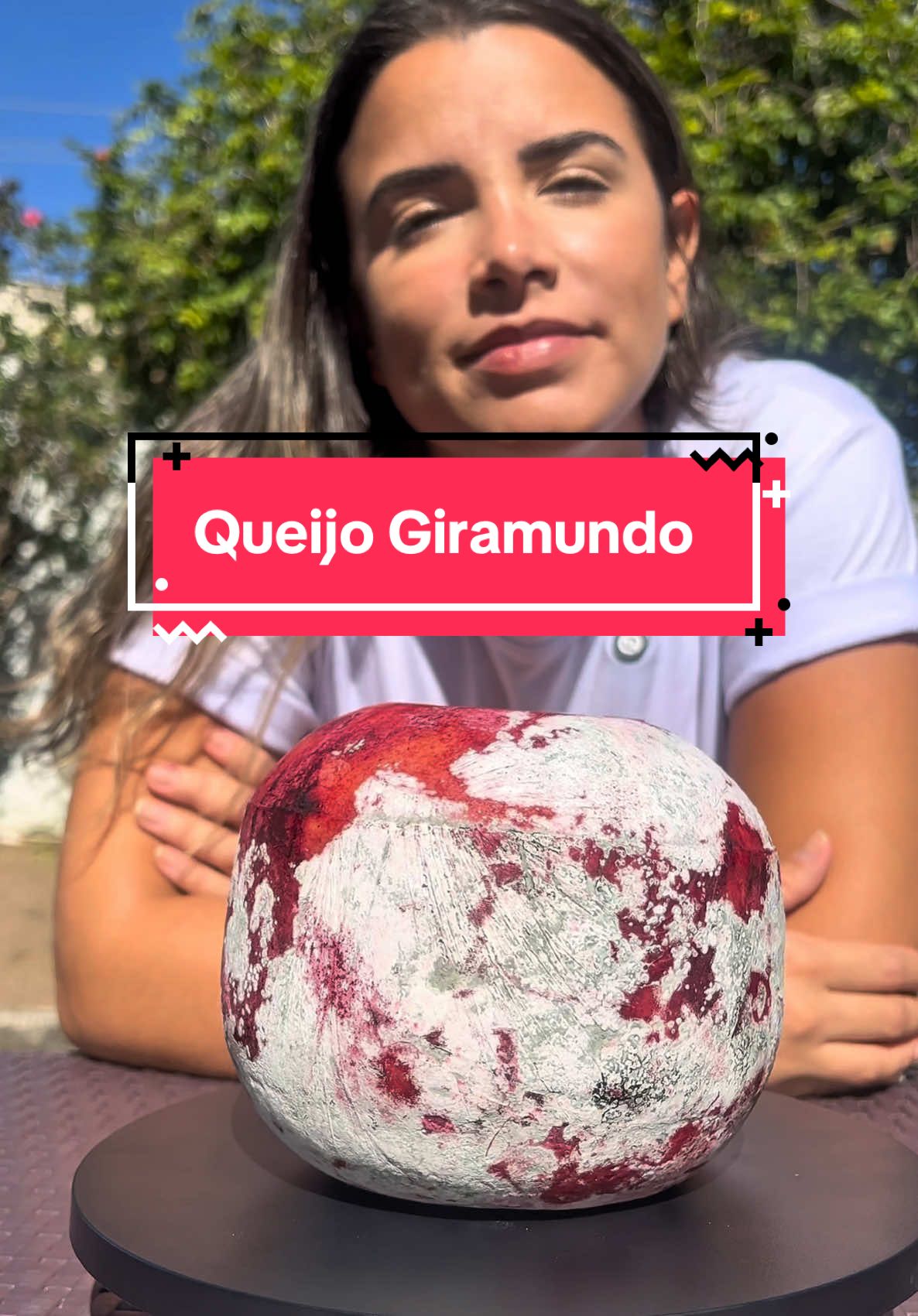 O mofo aqui é nobre e delicioso. 🧀 O Queijo Giramundo é maturado por 4 meses, coberto com beterraba desidratada e tem um sabor levemente picante que evolui com o tempo. 🍷 Harmoniza com frutas, vinhos e castanhas. ✨ Visual vibrante, premiado e 100% seguro para consumo. Já provou algo assim? Importante: esse tipo de queijo é próprio para consumo. Nem todo mofo é seguro, ok? #queijosartesanais #foodiebrasil #queijonobrasil #tábuadequeijos #gastronomiasemfrescura