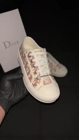 EL MEJOR REGALO PARA ELLA😍  #dior #diorshoes #christiandior #diorher #shoes #designer #designershoes #luxuryshoes #girls #fresitas🍓 