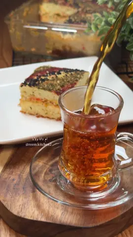 كيكة مالحة ✨  : . . للكيك : بيضتين  رشة ملح  ملعقة كبيرة سكر  ملعقه كبيرة خل  ثلث كوب زيت  ثلث كوب ماء  ملعقه كبيرة حليب بودره  كوب دقيق  ملعقة كبيره بيكنج بودر  …. نفرد نصف كمية الخليط في صينية مدهونه وللفرن لمدة ١٢ دقيقة حرارة ٢٠٠  …. للحشوة : نص حبة فلفل احمر  زيتون شرايح اخضر  بقدونس  علبة جبن كريمي ٢٠٠غ  رشة ملح وفلفل اسود وفلفل مجروش  نفرمها كلها مع بعض في الفرامة  ونفردها فوق الكيك وفوقة باقي خليط الكيك  … زينتها بالزعتر وحبة البركة والسماق وللفرن من فوق بس على نار واطية لمدة ١٠ دقايق  … لذييييذة وسبايسي شوي 🥹❤️  ومع كاسة شاي ايباااااه 🔥🔥🦧 