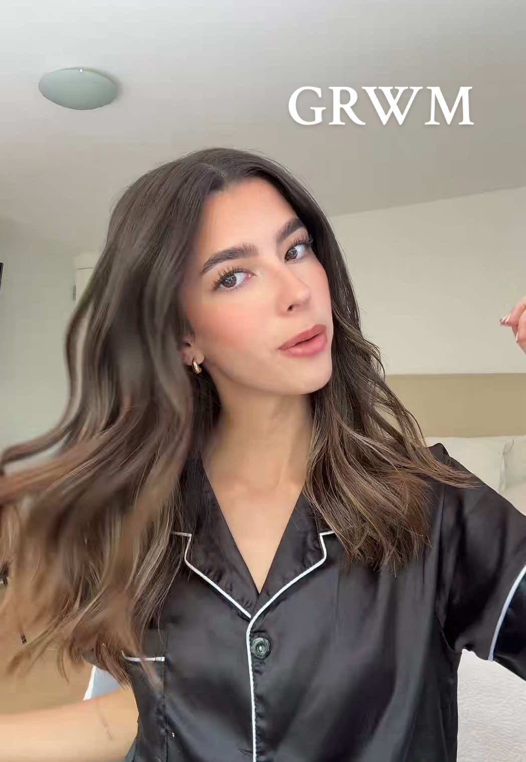 Hace mucho no hacíamos grwm con chismecito!! 🙉🙉 #grwm #makeup #uni #mariacastaneda #chisme #pies #uñas #boda #hair #peinado #fyp 