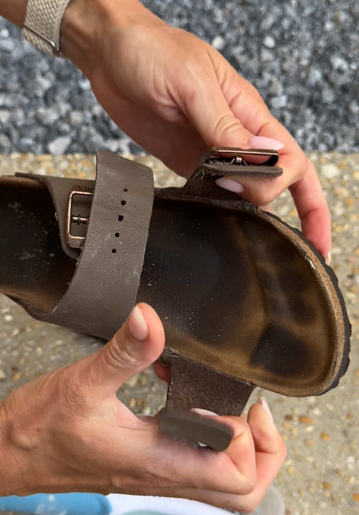 let’s clean these very dirty Birkenstocks 🧽#CleanTok #cleaning #foryoupage #birkenstocks 