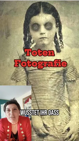 📸 In der viktorianischen Zeit war der Tod Teil des Alltags – und wurde fotografiert.   *Post-mortem photography* war eine gängige Praxis: Verstorbene wurden ein letztes Mal in Szene gesetzt – schlafend, sitzend, manchmal sogar stehend, oft mit offenen Augen (gemalt oder durch Tricks). Für viele Familien war es das *einzige Bild*, das sie je von ihrem geliebten Menschen hatten.   Kinder, Mütter, Ehepartner – festgehalten für die Ewigkeit, in stillem Schwarz-Weiß. Ein stiller, aber intensiver Ausdruck von Trauer, Erinnerung und Liebe. 👉 Für mehr echte Geschichten aus einer Zeit, die du so nie im Geschichtsunterricht gehört hast – folg gern.   #VictorianDeath #PostMortemPhotography #WahreGeschichte #TrueStory #Totenfotografie #Viktorianisch #TikTokWissen #HistorischeFakten 